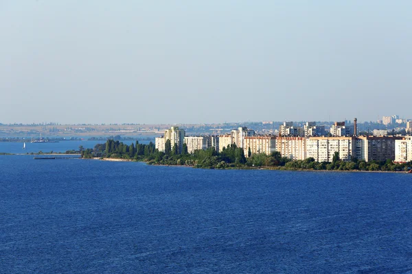 Panoraamanäkymät kaupunkiin kesällä — kuvapankkivalokuva