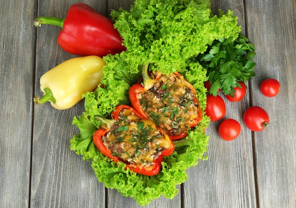 Pimentos vermelhos recheados com verduras — Fotografia de Stock