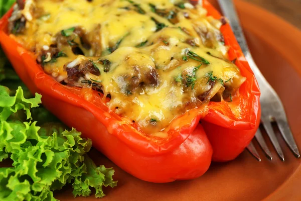 Pimiento rojo relleno con lechuga — Foto de Stock