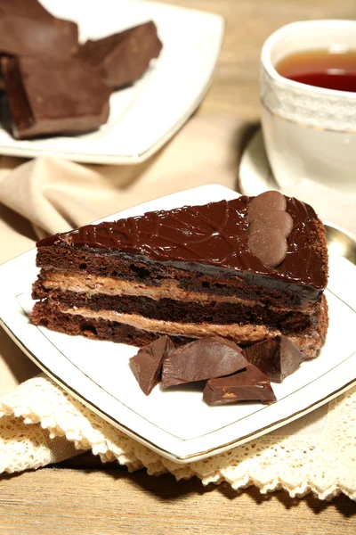 Pastel de chocolate en plato, sobre fondo de madera — Foto de Stock