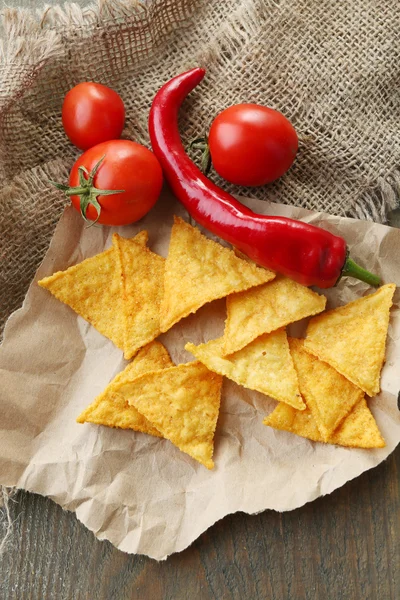 Nachos, czerwone pomidory i papryka chili — Zdjęcie stockowe