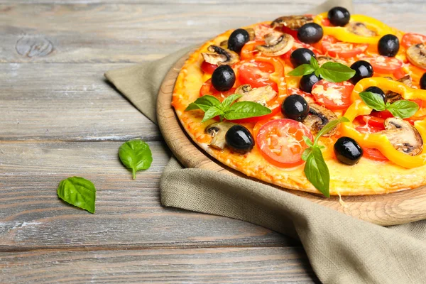 Läcker pizza serveras — Stockfoto