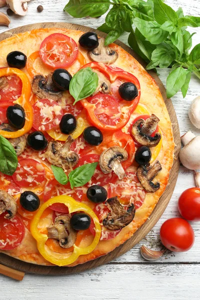 Delicious pizza served — Stock Photo, Image