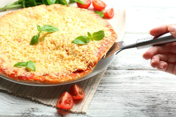 Heerlijke pizza geserveerd op houten tafel — Stockfoto