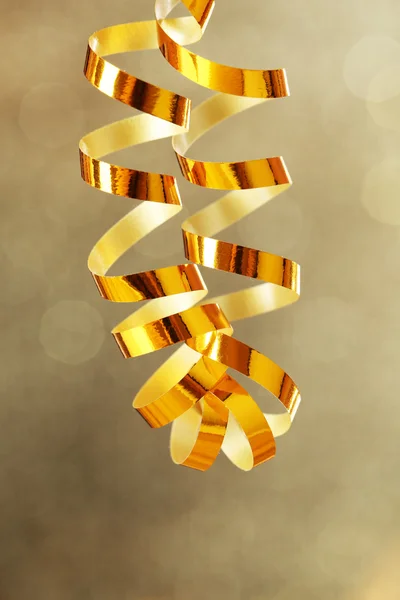 Serpentine ribbon on golden shiny background — Stock Photo, Image