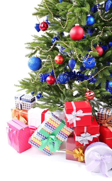 Árbol de Navidad y regalos aislados en blanco —  Fotos de Stock