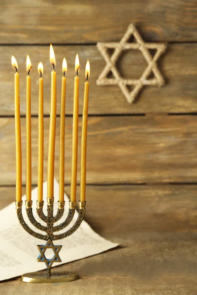 Menorah sobre fondo de madera —  Fotos de Stock