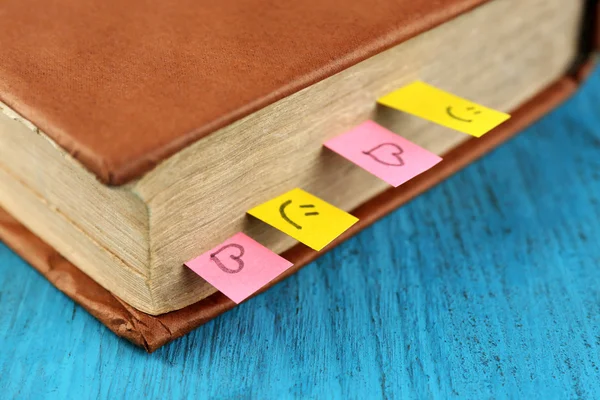 Libro con segnalibri su sfondo colore legno — Foto Stock