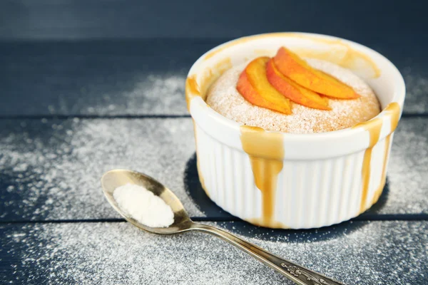 Schmackhafter Mini-Kuchen mit frischem Pfirsich, auf Holztisch — Stockfoto