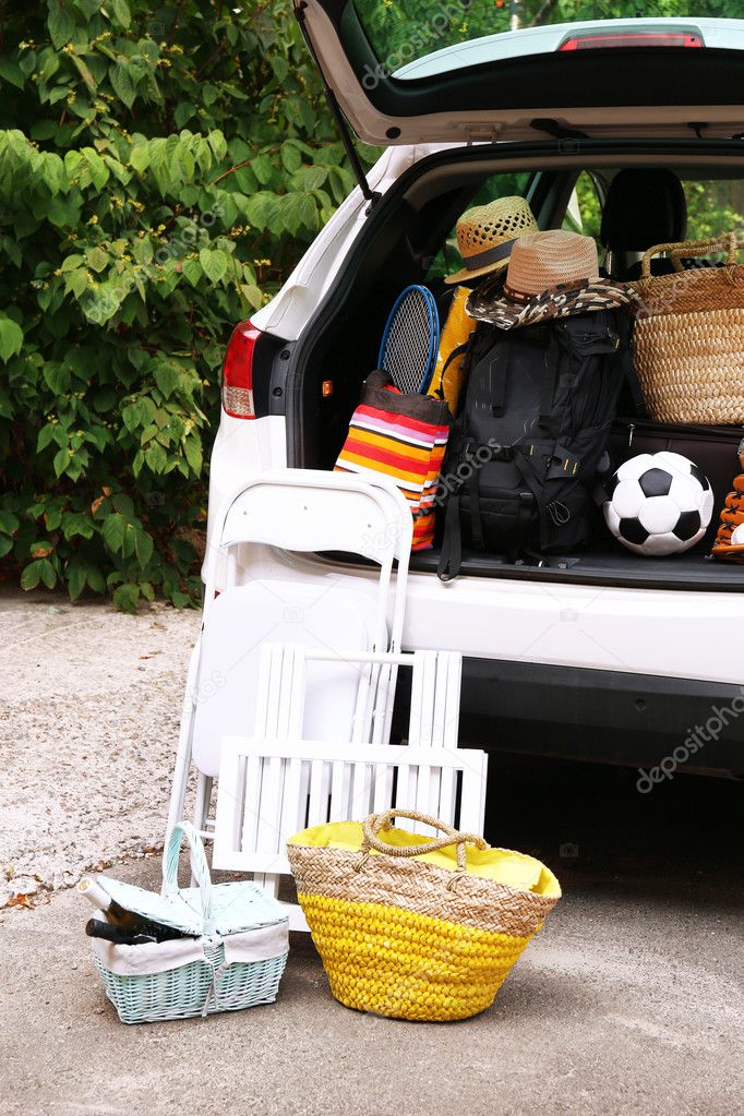 Koffer und Taschen im Kofferraum des Autos bereit für die Abreise in den  Urlaub - Stockfotografie: lizenzfreie Fotos © belchonock 52532649