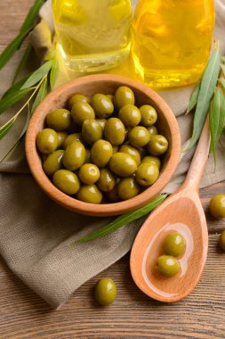 Tablo yakın çekim yaprak kase yeşil zeytin