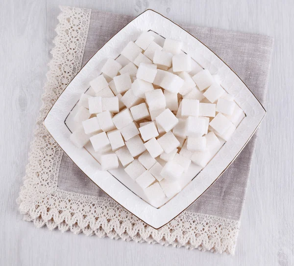 Raffinierter Zucker auf Teller auf Holzgrund — Stockfoto