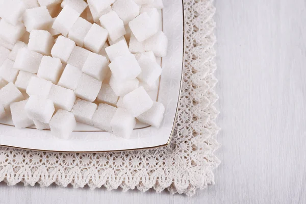 Raffinierter Zucker auf Teller auf Holzgrund — Stockfoto
