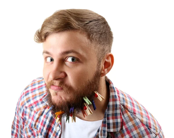 Portrét pohledný muž s bradkou clothespins izolovaných na bílém — Stock fotografie