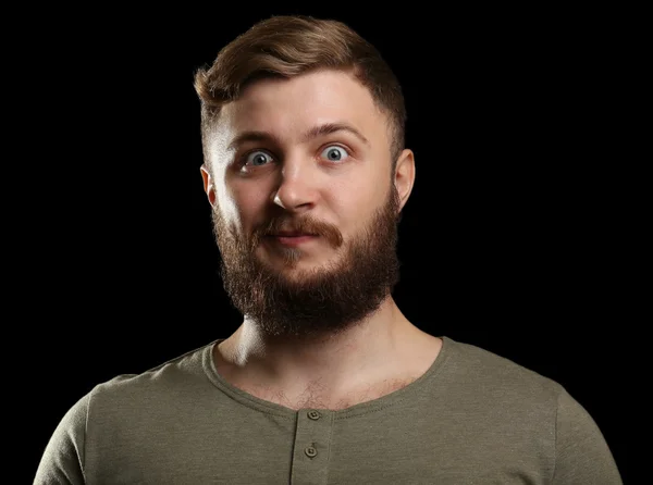 Portret van knappe man met baard op zwarte achtergrond — Stockfoto