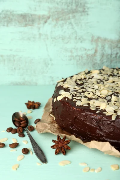 Leckerer Schokoladenkuchen mit Mandeln, auf altem Holztisch — Stockfoto