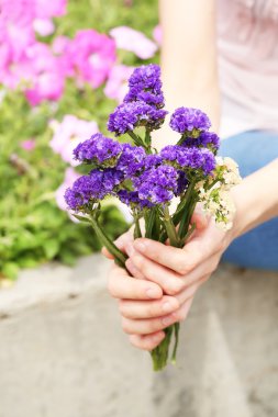 Kız yakın çekim ellerinde çiçekler