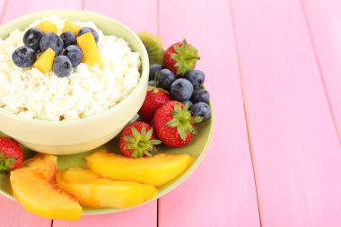 meyve ve çilek ahşap masa üzerinde kase süzme peynir  