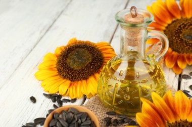 Ayçiçeği yağı ve ahşap zemin üzerinde tohumlar