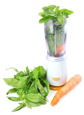 Blender ile üzerine beyaz izole taze sebze