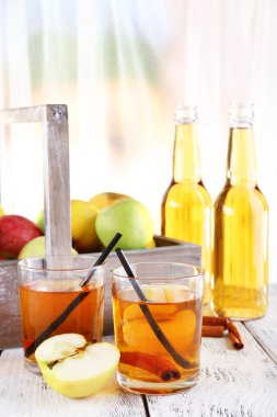 elma suyu ve ahşap masa üzerinde taze elma ile natürmort