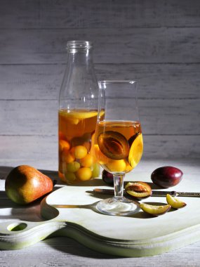 ahşap masa üzerine taze meyve ile lezzetli bir yaz içeceği