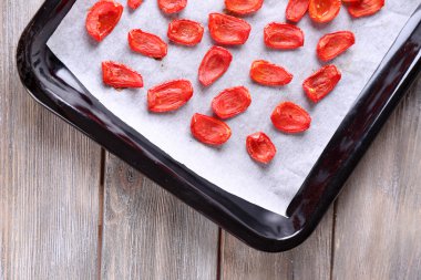 kurutulmuş domates kurutma tepsisi ahşap arka plan üzerinde