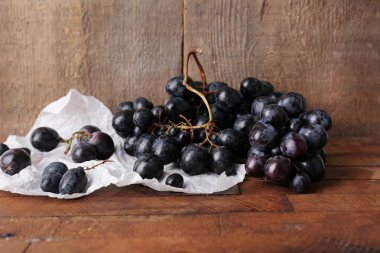 ahşap zemin üzerinde mor üzüm