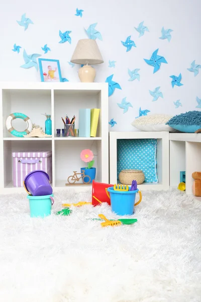 Kleurrijke plastic speelgoed in de kinderkamer — Stockfoto