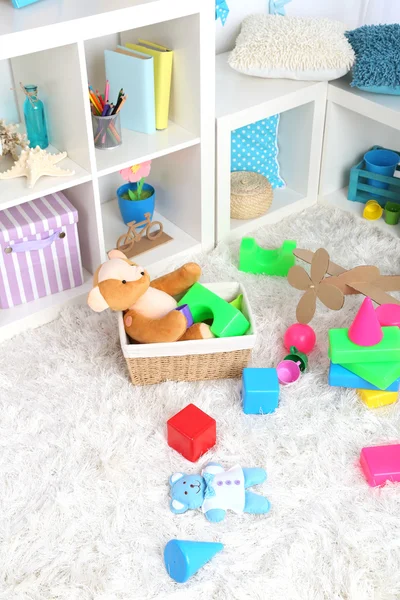 子供部屋でふわふわのカーペットの上にカラフルなおもちゃ — ストック写真