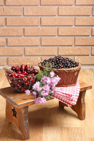 Świeże jagody w kosze na tle ściany — Zdjęcie stockowe