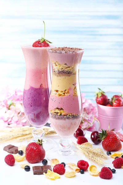 Pyszne smoothie na stole, szczelnie-do góry — Zdjęcie stockowe