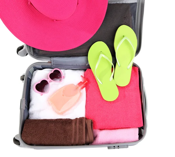 Maleta con cosas para viajar a algún lugar cerca del agua para pasar las vacaciones de verano aislado en blanco — Foto de Stock