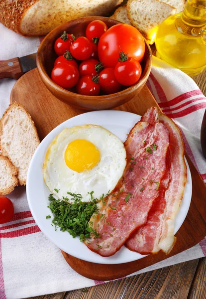Uova strapazzate con pancetta e verdure servite sul piatto sul tovagliolo — Foto Stock