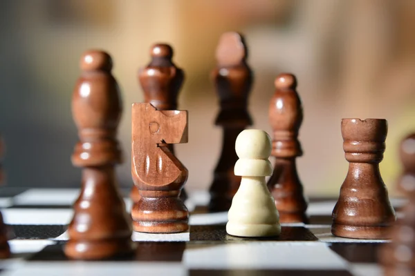 Quadro de xadrez com peças de xadrez sobre fundo claro — Fotografia de Stock