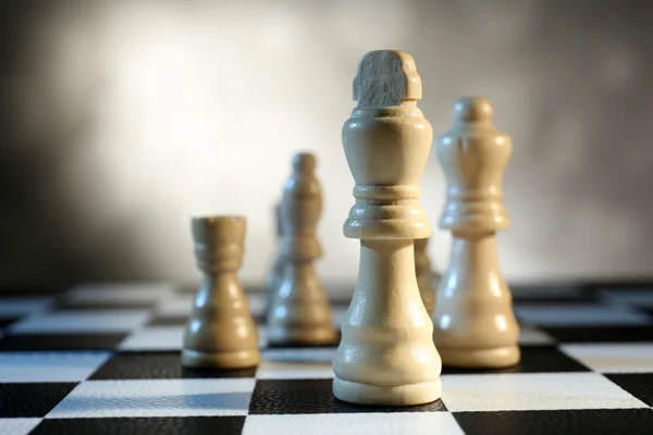 Scacchiera con scacchi su sfondo grigio — Foto Stock