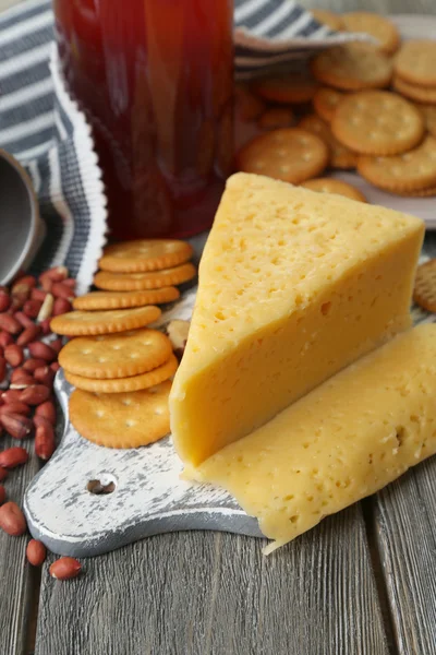 Wijn, kaas en crackers op houten tafel close-up — Stockfoto