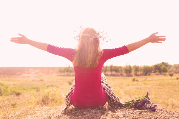 Vrouw wachtend op zomerzon op weide — Stockfoto