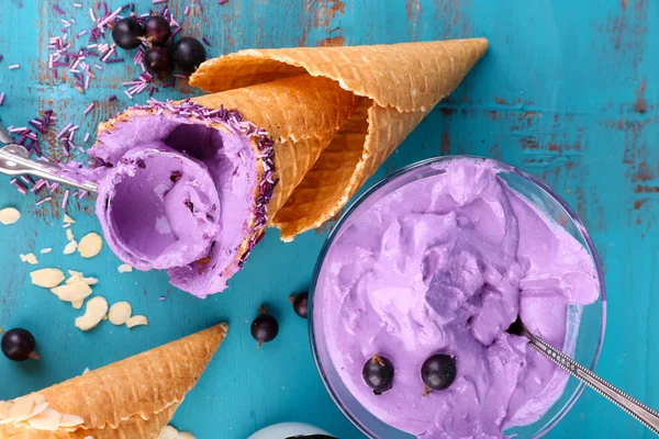 Sabroso helado con bayas frescas en la vieja mesa de madera azul —  Fotos de Stock