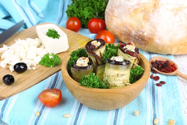 Berinjela frita em uma tigela com queijo cottage, pão e salsa em fundo de madeira — Fotografia de Stock