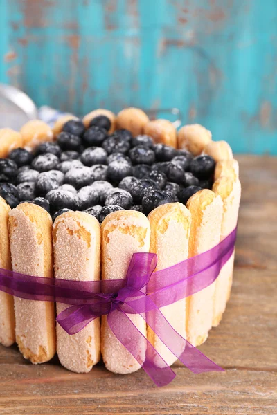 Tasty cake Charlotte with blueberries on wooden table — Stock Photo, Image