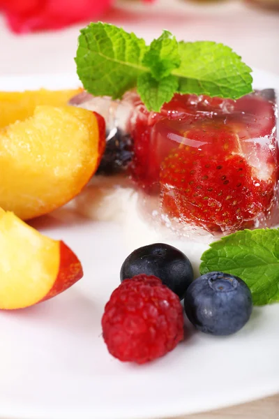Erdbeergeleekuchen mit Früchten und Beeren auf Teller auf Holzgrund — Stockfoto