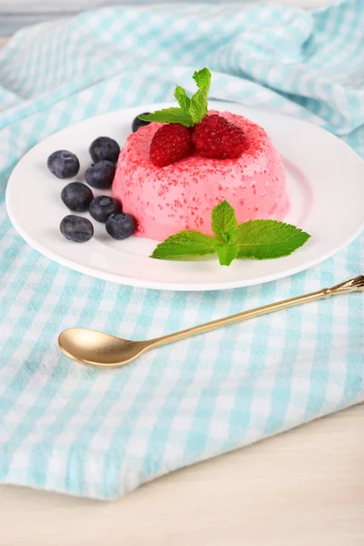 Runde Torte mit Beeren auf Teller auf Serviette — Stockfoto