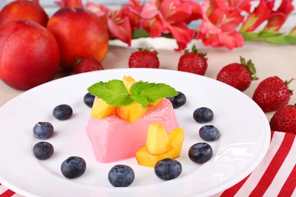 Pastel en forma de corazón con frutas y bayas en plato en servilleta —  Fotos de Stock