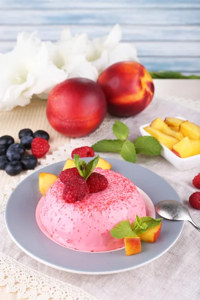 Torta redonda con frutas y bayas en plato en servilleta de encaje —  Fotos de Stock