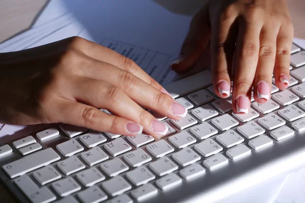 Ženské ruce, psaní na klávesnici, close-up, na tmavém pozadí — Stock fotografie