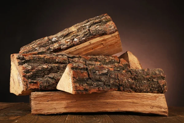 Куча дров на полу на темном фоне — стоковое фото