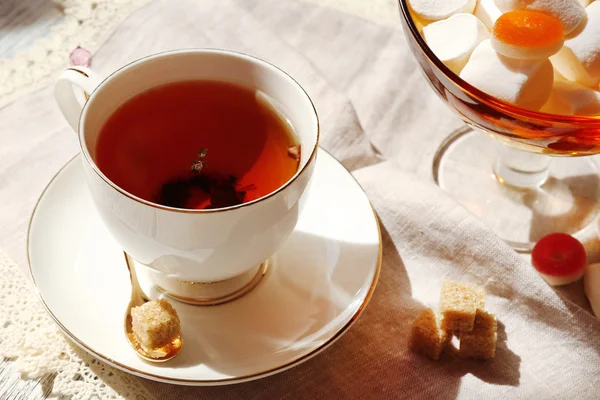 Šálek čaje na stole, zblízka — Stock fotografie