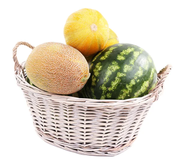 Melonen und Wassermelonen im Korb isoliert auf weiß — Stockfoto