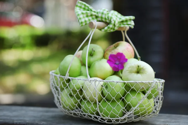 Reife Äpfel im Korb im Freien — Stockfoto
